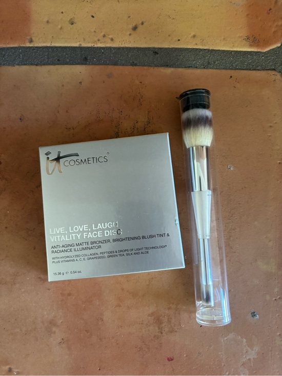 it cosmetics Other - It Cosmetics Live Laugh Love Face Disc with Dual head Bye bye foundation brush